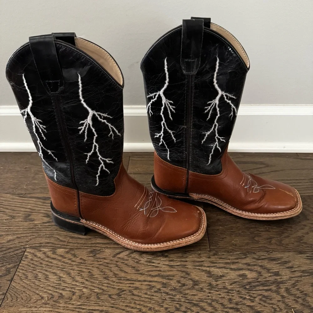 CODY JAMES YOUTH LIGHTENING WESTERN BOOTS
Size 5 - Picture 5 of 13